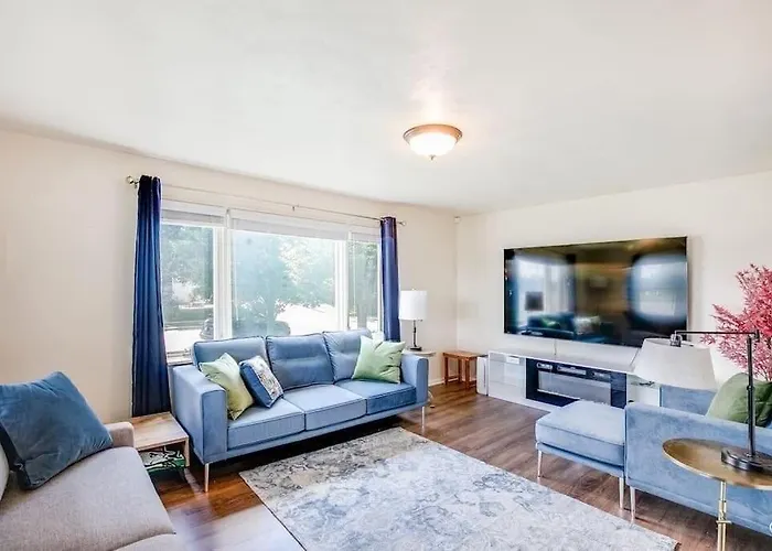 Home 3 Minutes From Notre Dame Sleeps 8